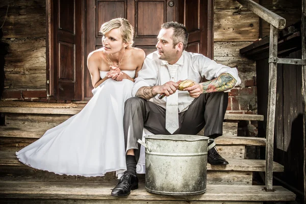 A fiatal pár a tornácon, hámozás burgonya — Stock Fotó