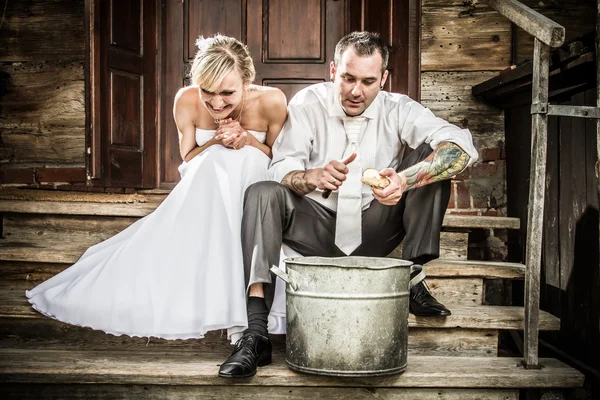 Casal jovem na varanda à moda antiga — Fotografia de Stock