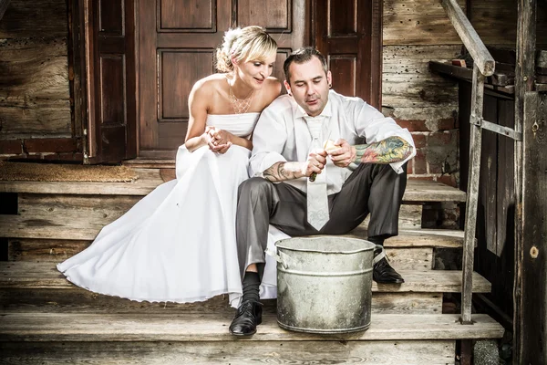 Casal jovem leva batatas para cerimônias de casamento — Fotografia de Stock