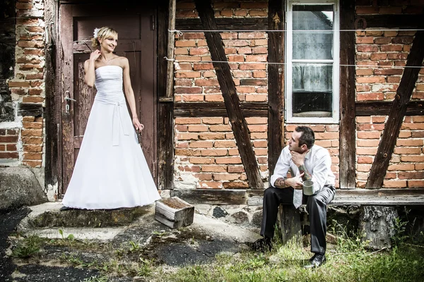 Jovem casal na frente da velha casa no campo — Fotografia de Stock
