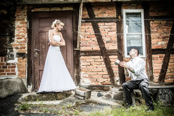 O noivo pediu desculpas diante da casa da noiva — Fotografia de Stock