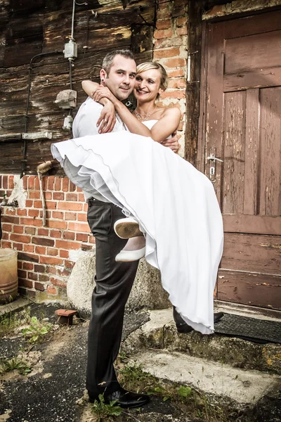 Der Bräutigam bringt die Braut ins Haus — Stockfoto