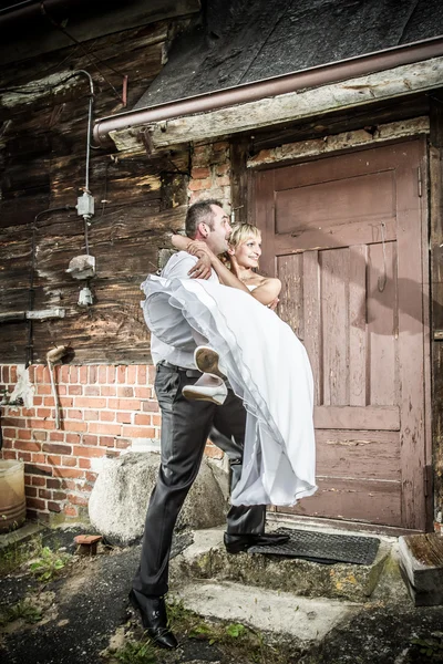 Glückliches junges Paar hat gerade geheiratet — Stockfoto