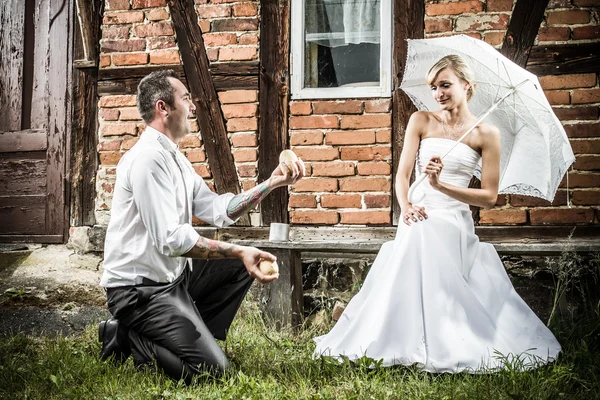 O noivo se mostra na frente da noiva — Fotografia de Stock