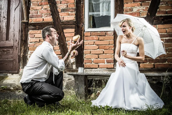 The groom shows off in front of a bride — Stock Photo, Image