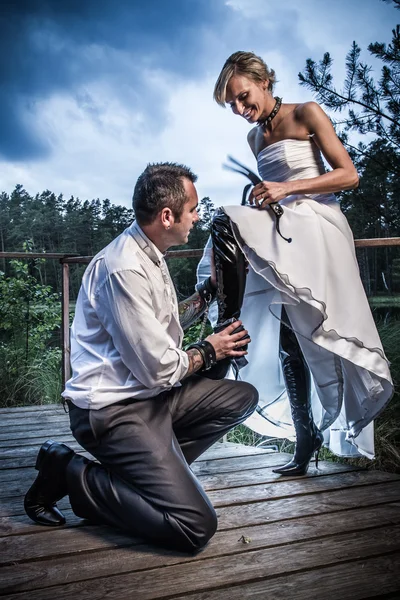 Furcsa menyasszony és a vőlegény munkamenet — Stock Fotó