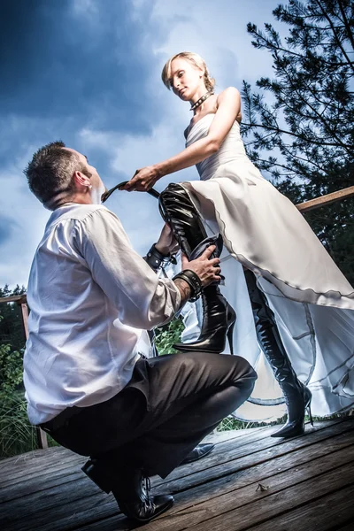Excentrisk bröllop unga par — Stockfoto