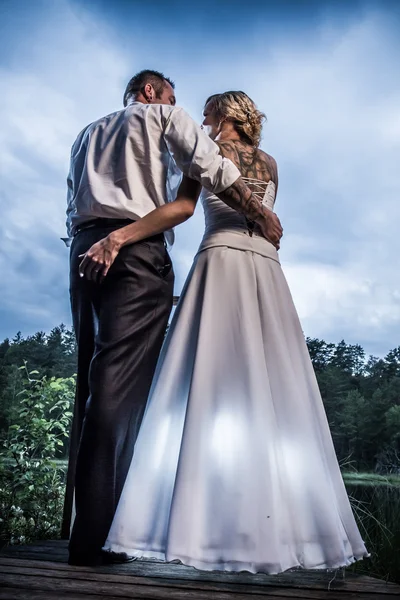 年轻的夫妇站在公园湖边 — 图库照片