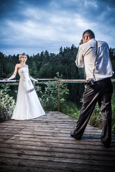 Bräutigam macht ein Foto von der Braut — Stockfoto