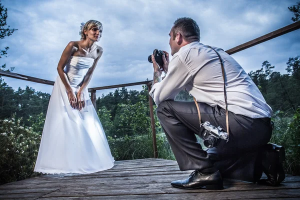 A menyasszony vőlegény pózol a fotózást — Stock Fotó