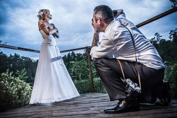 Fotosession med brudgummen och bruden — Stockfoto