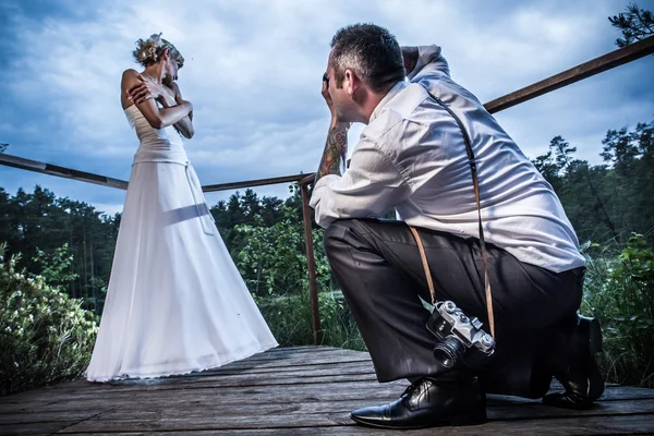 Fotosession med bruden och brudgummen — Stockfoto