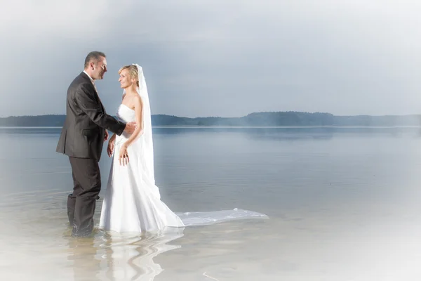 Glückliches junges Paar steht in einem See — Stockfoto