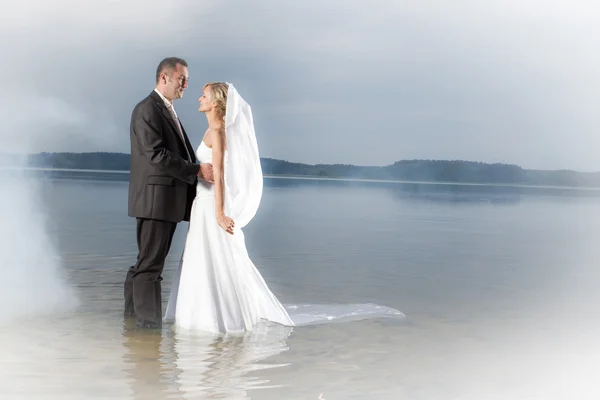 Giovane coppia a piedi sul lago — Foto Stock