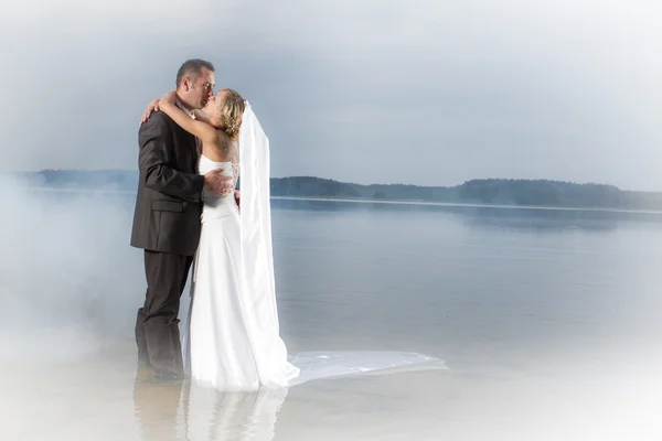 Fiatal pár, a szerelem, a tó a ködben — Stock Fotó