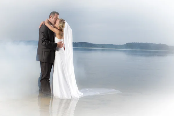婚礼新郎和新娘在湖 — 图库照片