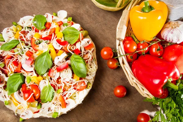 Pizza saborosa feita com legumes frescos — Fotografia de Stock