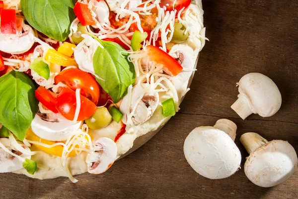 Close-up of pizza before baking, and three mushrooms — Stock Photo, Image