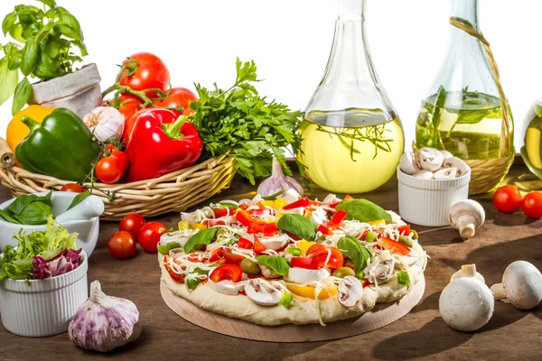 Preparazioni per cuocere la pizza da verdure fresche — Foto Stock