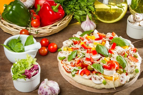 Närbild av preparatet att göra hemmagjord pizza — Stockfoto