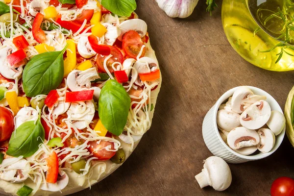 Primer plano de las pizzas con verduras frescas —  Fotos de Stock