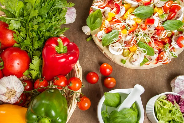 Pizza e ingredientes frescos — Foto de Stock