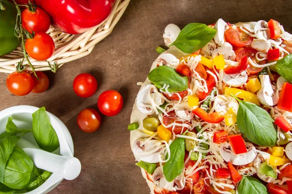 Pizza e legumes frescos — Fotografia de Stock