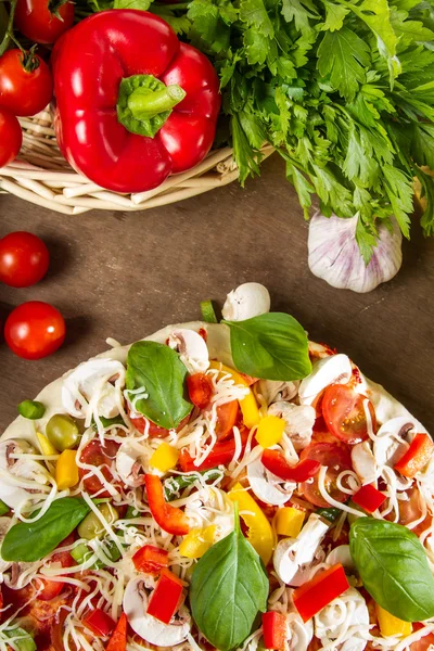 Making homemade pizza from fresh vegetables — Stock Photo, Image