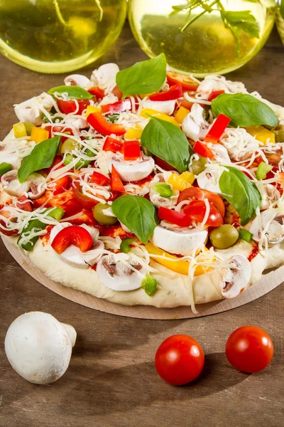 Close-up van verse pizza voor het bakken — Stockfoto