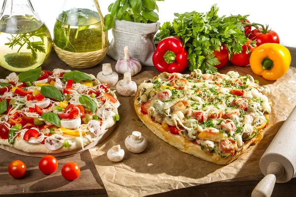 Pizza před a po upečení — Stock fotografie