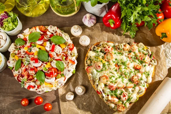 Pizza al horno en forma de corazón —  Fotos de Stock