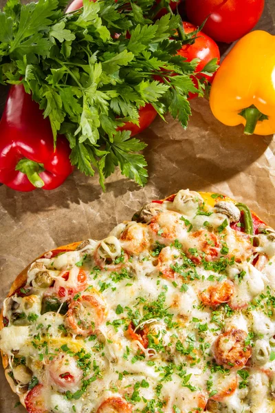Pizza assada e legumes frescos — Fotografia de Stock