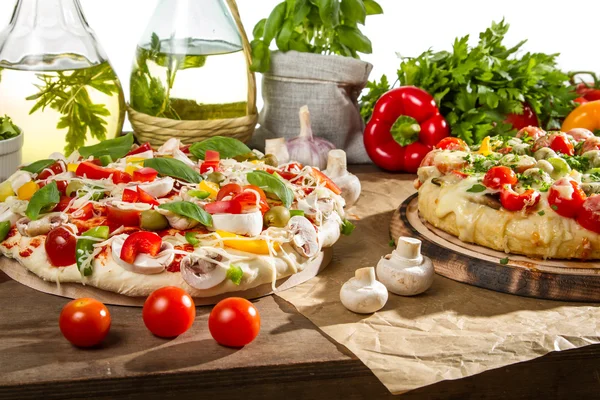Förberedelserna för baka pizza — Stockfoto