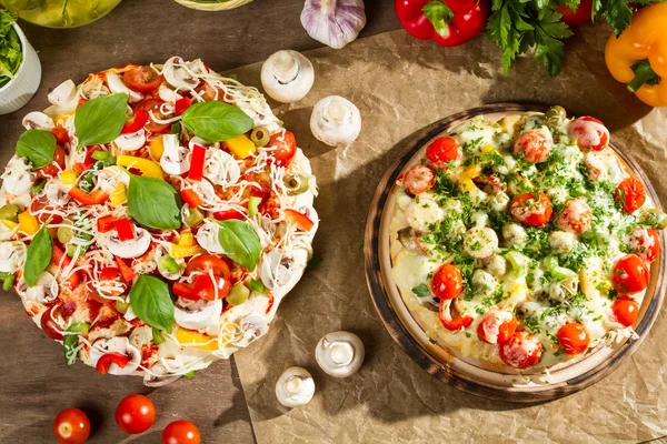 Närbild av bakade pizza och rå — Stockfoto