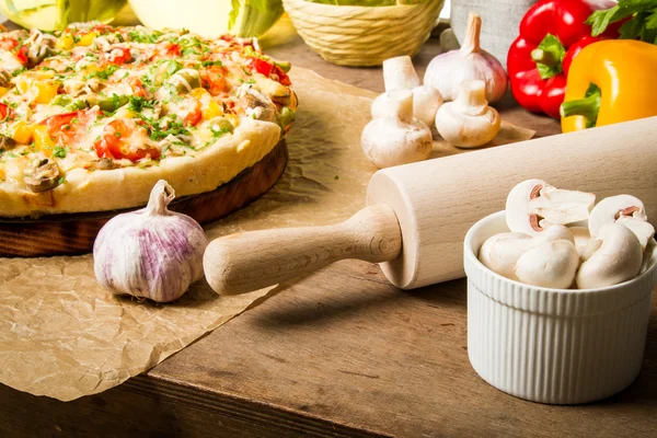 Voorbereiden om te bakken een pizza gemaakt? van verse groenten — Stockfoto