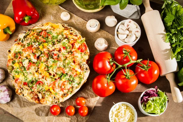 Baked pizza and ingredients — Stock Photo, Image