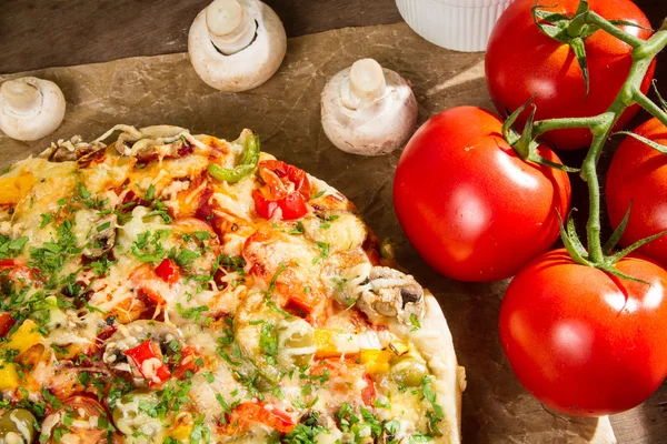 Närbild av pizzor och bakade tomater — Stockfoto