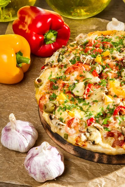 Gebakken pizza en verse peper — Stockfoto