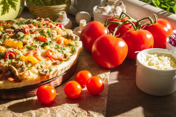 Pizza gemaakt? met verse tomaten — Stockfoto