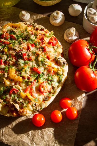 Pizza e tomates e cogumelos frescos — Fotografia de Stock