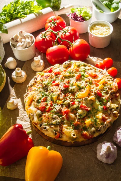 Pizza and fresh tomatoes with other vegetables — Stock Photo, Image
