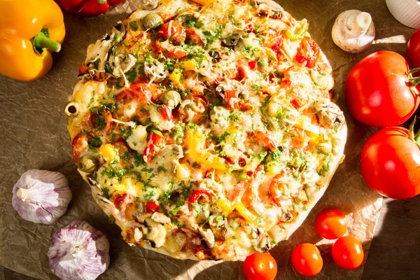 Pizza tradicionalmente assada com legumes frescos — Fotografia de Stock