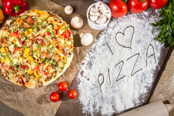 Miluji pizzu s čerstvou zeleninou — Stock fotografie