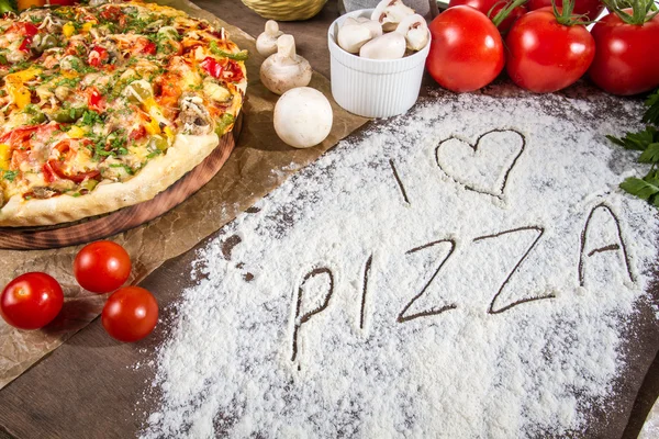 Ich liebe Pizza in Mehl geschrieben — Stockfoto