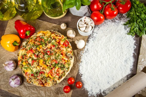 Frisch gebackene Pizza und Kopierplatz für die Speisekarte auf dem Mehl — Stockfoto
