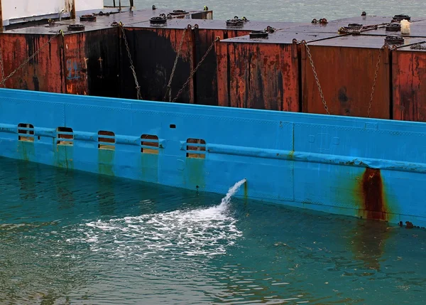 Промышленные нефтяные контейнеры на судоходной барже — стоковое фото