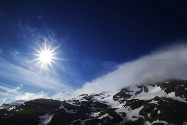 Сонячний спалах над гірськими вершинами — стокове фото