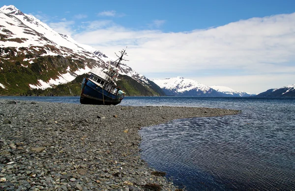 Barco abandonado perto de Whittier Alaska — Fotografia de Stock