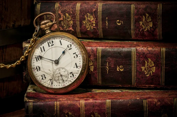 Relógio de bolso velho e livros em espaço de cópia Low-key — Fotografia de Stock