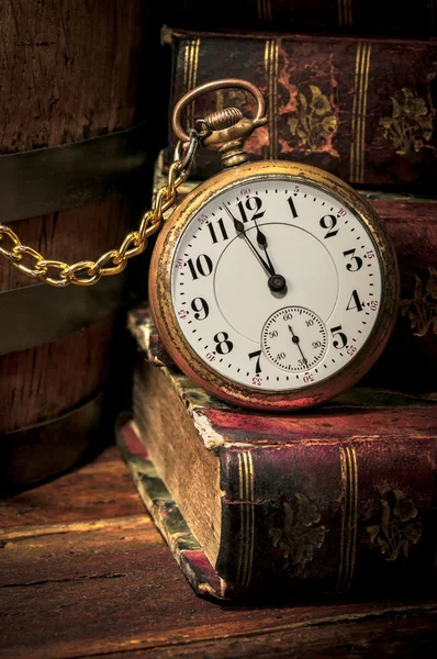Παλιό ρολόι τσέπης και βιβλία σε χαμηλό-κλειδί — Φωτογραφία Αρχείου